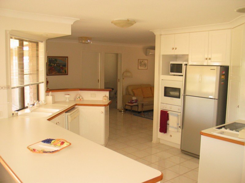 4 Bedroom, Office, 2 Bathrooms, 4049 m2 (1 Acre) Plus Views Picture 2