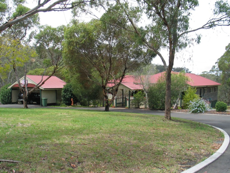 4 Bedrooms - Bore & Town Water - I.G. Pool - 3.6 Ha (8.7acs) - Mount Rascal Picture 1