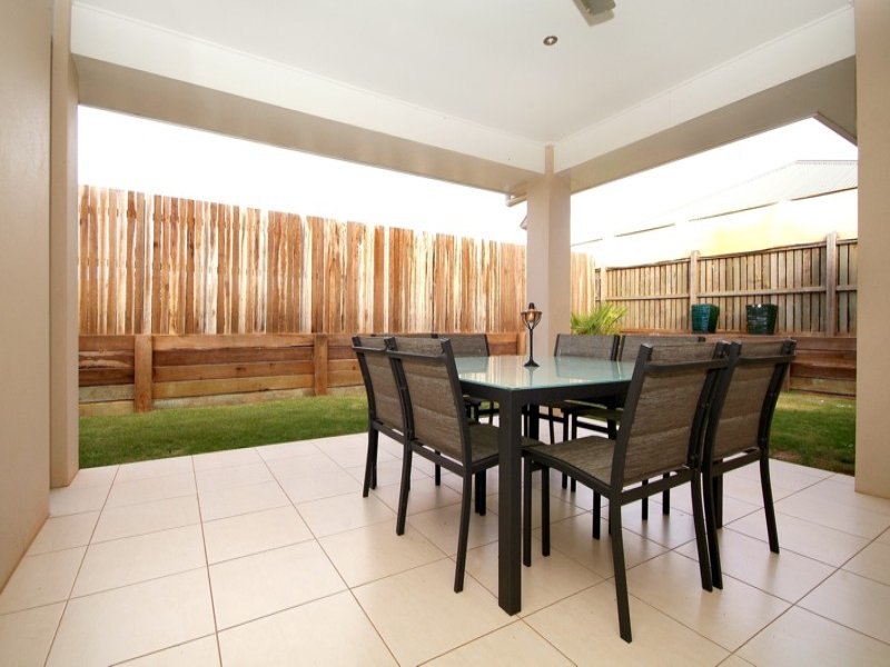 EASY LIVING - GREAT LOCATION! Picture 2