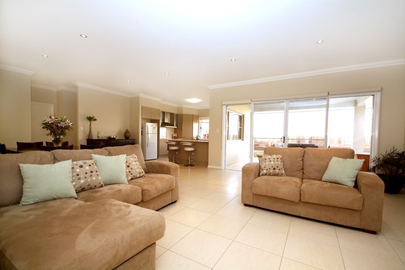 EASY LIVING - GREAT LOCATION! Picture 3