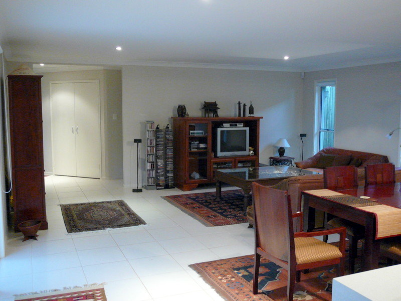 Large 4 Bedroom Family Home Picture 3