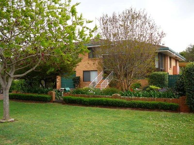 Need Room for Extended Family? Main Residence + Registered Self Contained Flat Picture