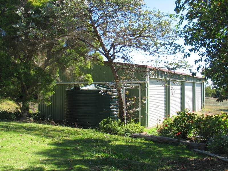 On 2.2 Ha (5.4 Acs) - Minutes to City Picture 2