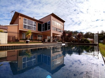 Range Edge Position - Views, Pool, Modern Living Picture