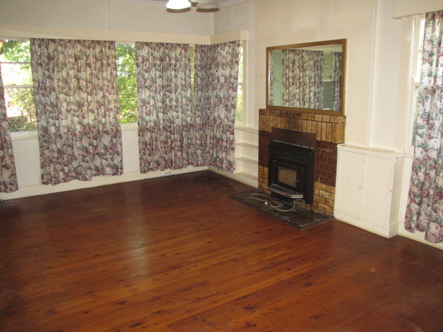 South Toowoomba - 4 Bedrooms Picture 3