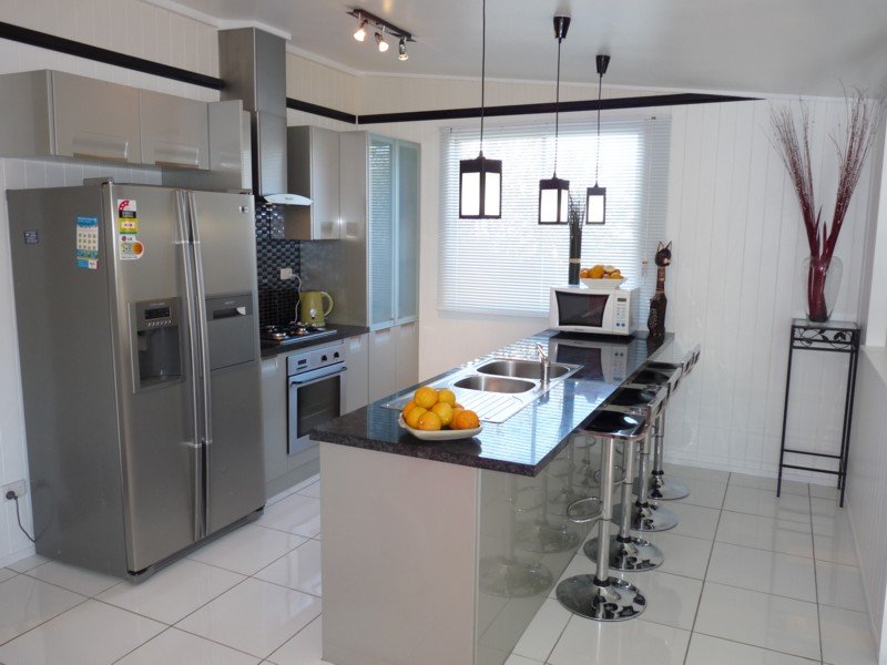 Sparkling & Stunning!!... 4 Bedrooms & Study!! Picture 2