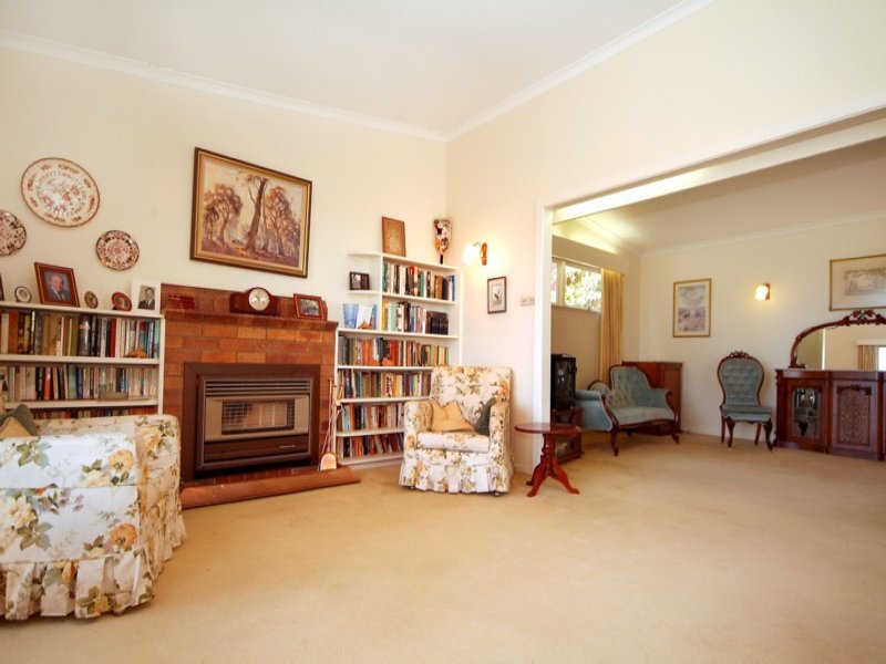 Stylish, Original 1960's Range Residence - Set on 1492m2 - Valley Views Picture 3