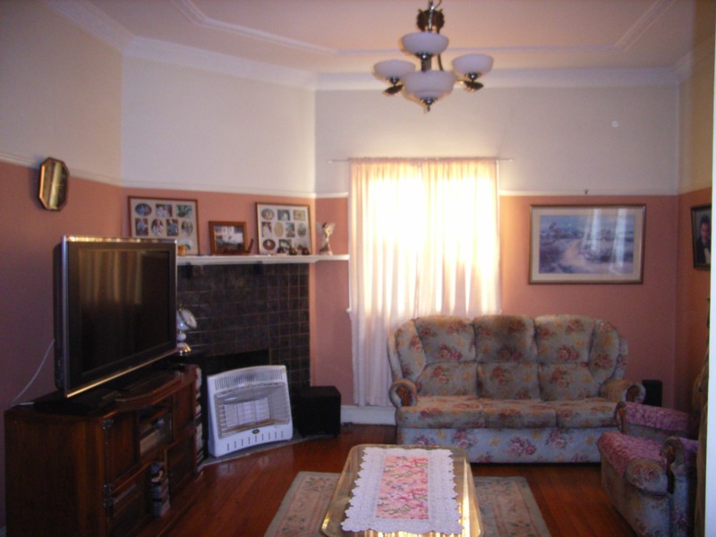 3 BEDROOM HOME - INNER CITY Picture 2