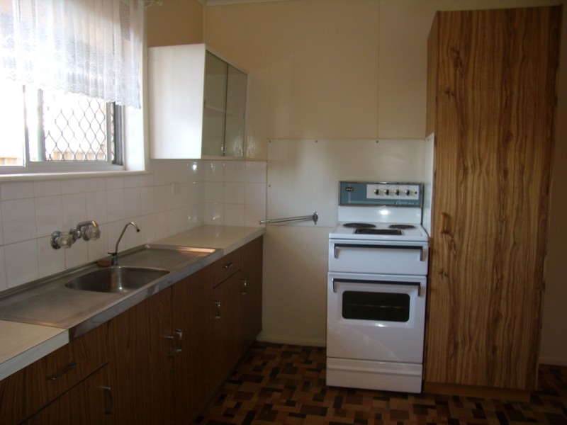 Investors - Great Location - Great Return Picture 3