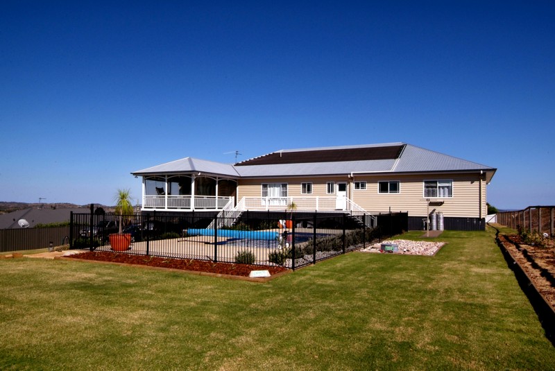 Modern Queenslander - Majestic Views - Highfields Picture 2