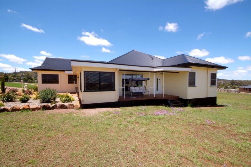 Enormous Home - 5 bedrooms Picture 2