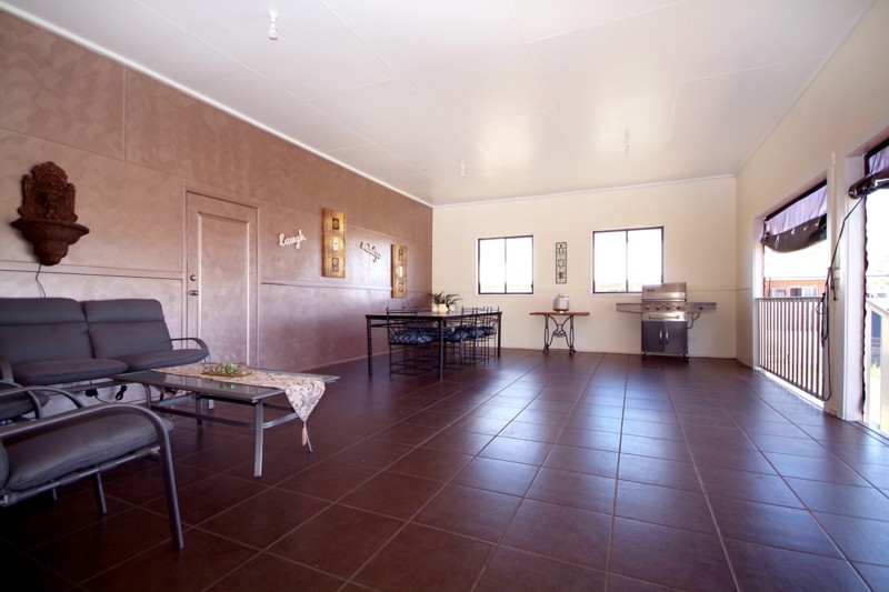 Enormous Home - 5 bedrooms Picture 3