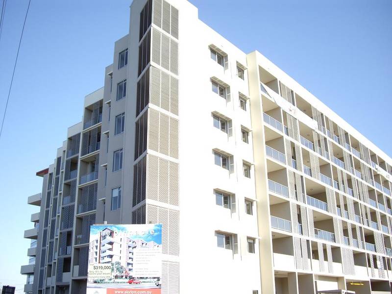 BRAND NEW LUXURIOUS APARTMENT Picture 1