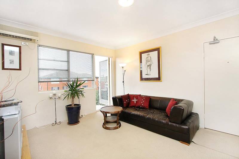 TOP FLOOR FRONT Picture 2