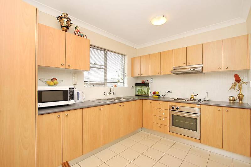 TOP FLOOR FRONT Picture 3