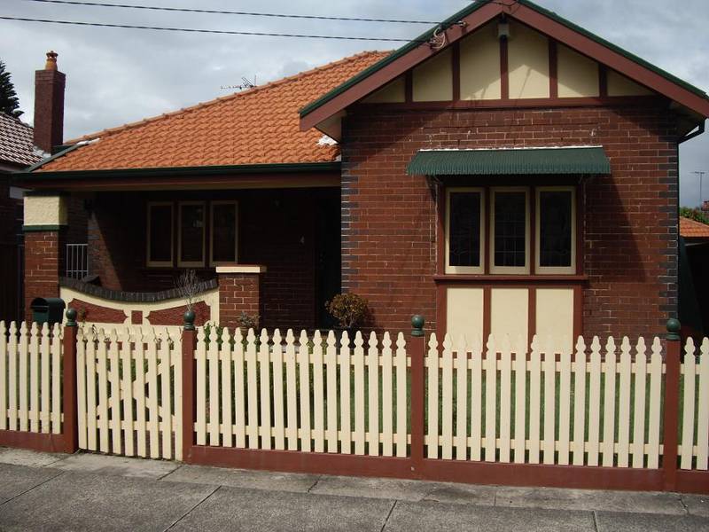 GREAT LOCATION - GREAT HOME Picture 1