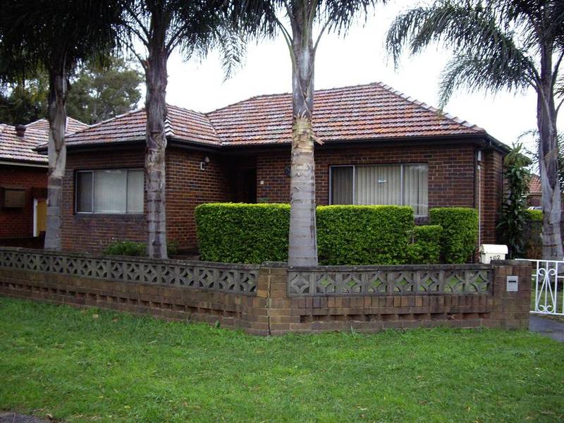 FRESHLY PAINTED
- FAMILY HOME Picture 1