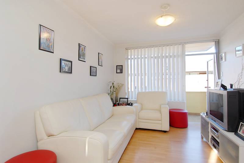 IMMACULATE & AFFORDABLE APARTMENT WITH LUG Picture 2