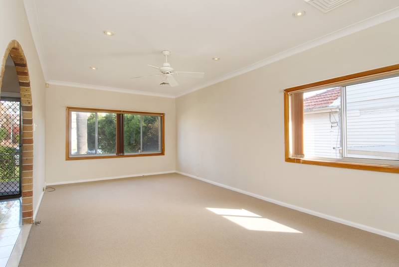 SUNSOAKED POOLSIDE HAVEN Picture 3