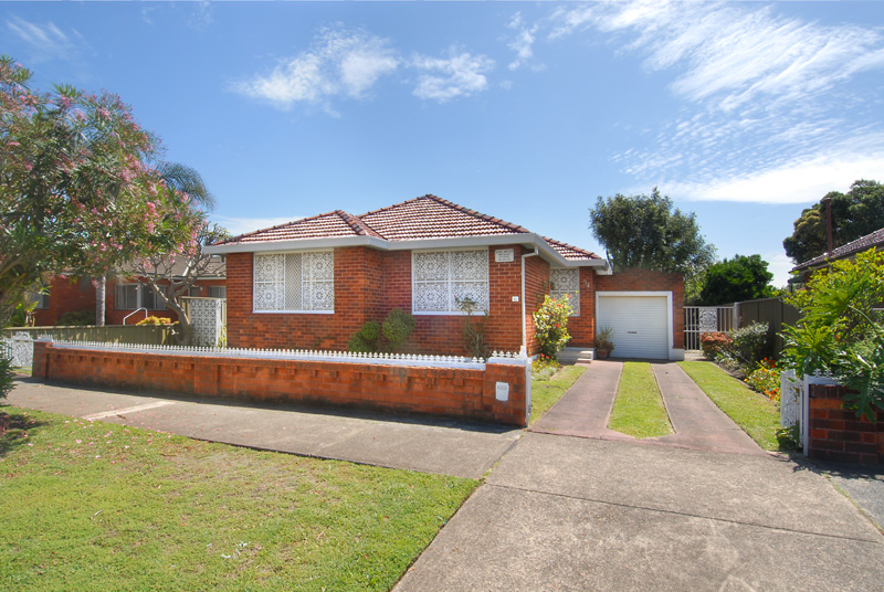 PRIME LAND, IDYLLIC GARDENS AND SUPERB POTENTIAL Picture 1