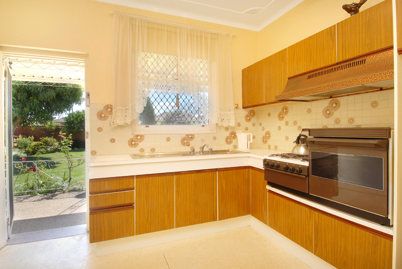 PRIME LAND, IDYLLIC GARDENS AND SUPERB POTENTIAL Picture 2