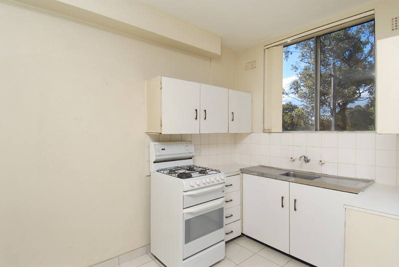 EXTREMELY SPACIOUS - NORTH FACING Picture 2