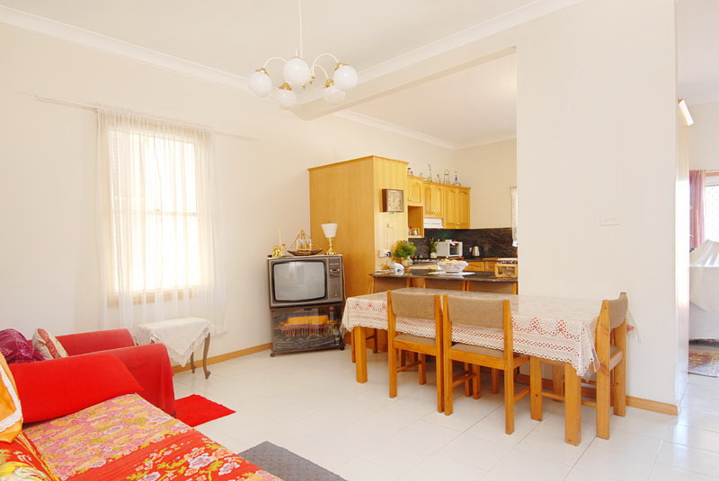 CHARMING WEATHERBOARD COTTAGE - QUIET AND CONVENIENT Picture 2