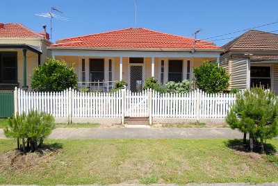 CHARMING WEATHERBOARD COTTAGE - QUIET AND CONVENIENT Picture