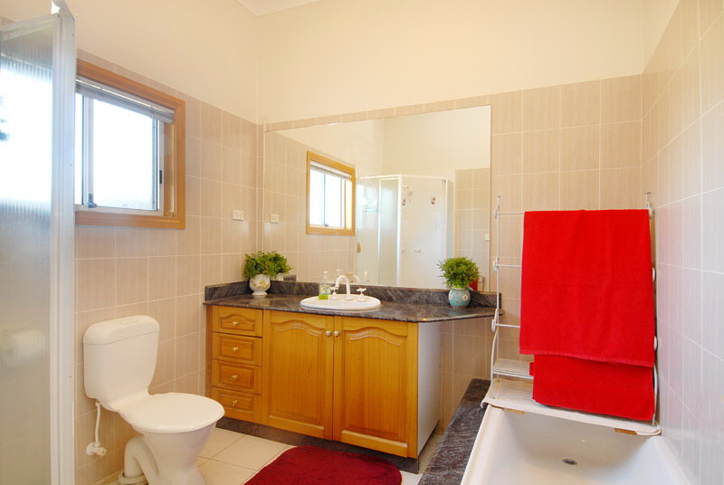 CHARMING WEATHERBOARD COTTAGE - QUIET AND CONVENIENT Picture 3