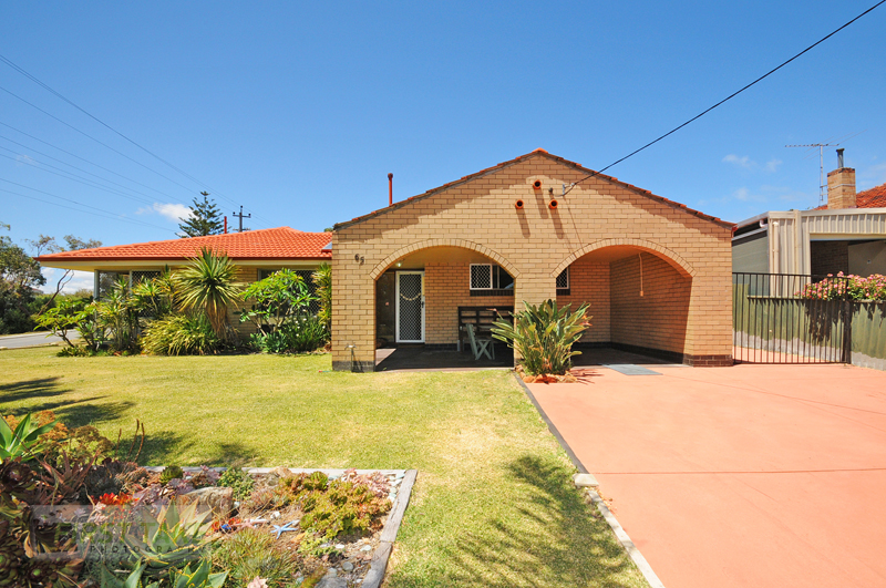 Substantial home on big 726sqm block Picture 2