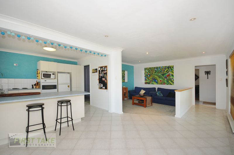 Substantial home on big 726sqm block Picture 3