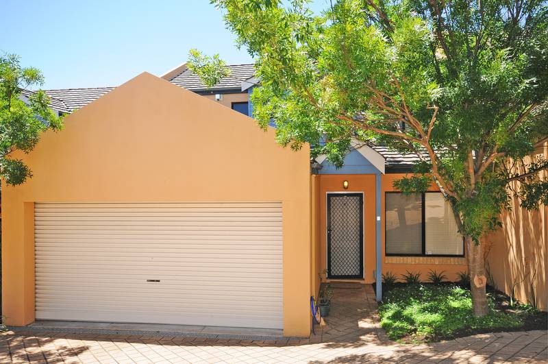 Gorgeous Townhouse-priced to Sell! Picture 1