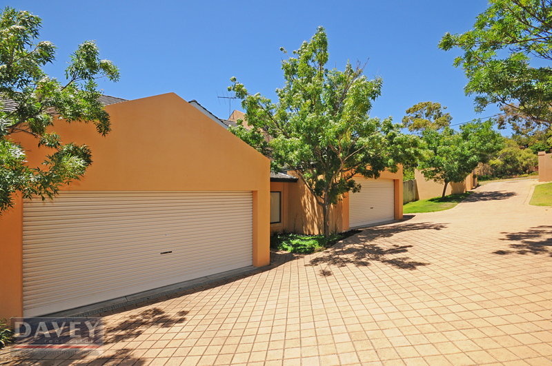 Gorgeous Townhouse-priced to Sell! Picture 2