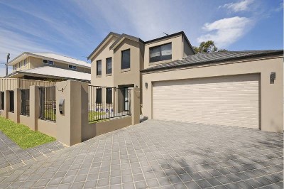 Contemporary Home and a Coastal Lifestyle Picture Contemporary Home and a Coastal Lifestyle Picture