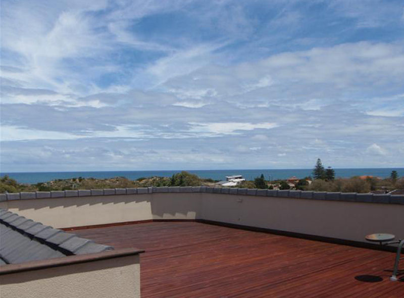 THE EXECUTIVE ENTERTAINER Picture 3