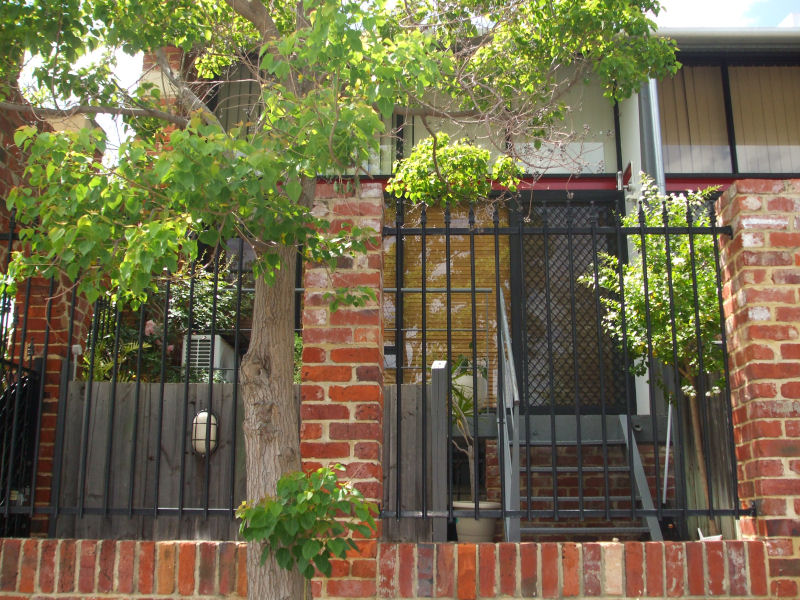 CITY TOWNHOUSE! Picture 1