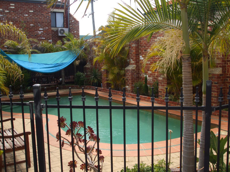 CITY TOWNHOUSE! Picture 3