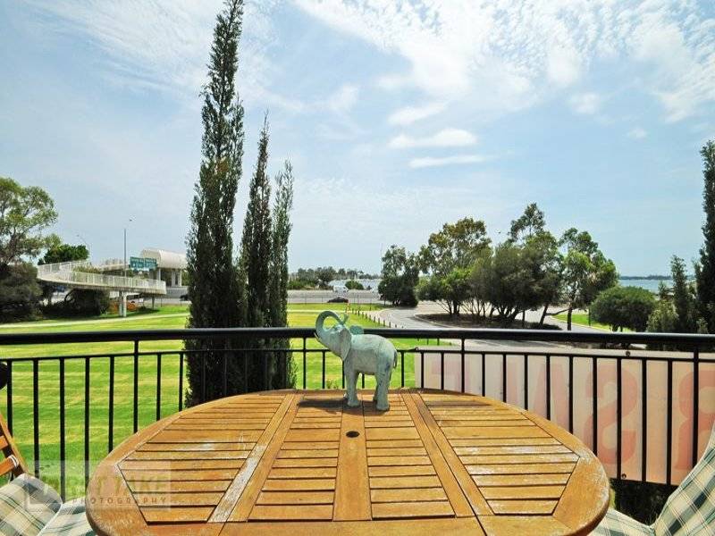 180 DEGREE RIVER VIEWS THIS APARTMENT
IS PRICED TO SELL… Picture 1