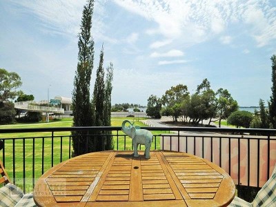 180 DEGREE RIVER VIEWS THIS APARTMENT
IS PRICED TO SELL… Picture 180 DEGREE RIVER VIEWS THIS APARTMENT
IS PRICED TO SELL… Picture