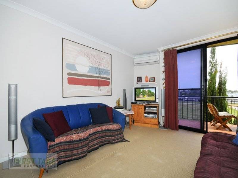 180 DEGREE RIVER VIEWS THIS APARTMENT
IS PRICED TO SELL… Picture 3