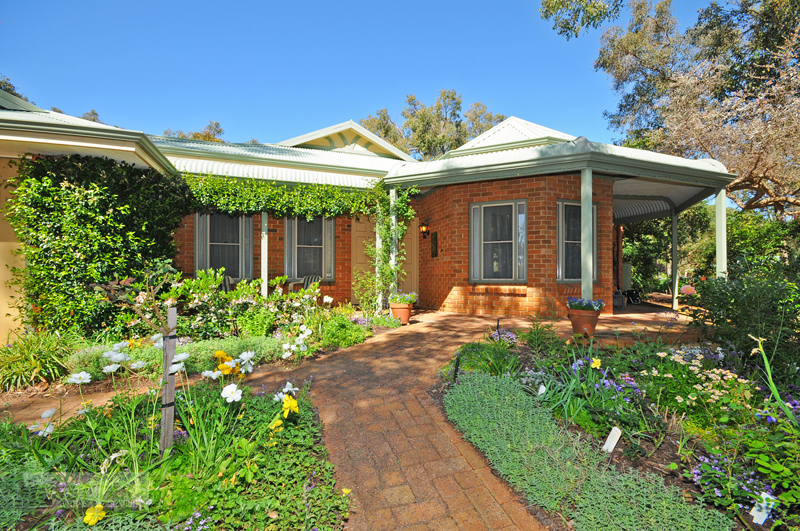 ONE ACRE OF HEAVEN! CONTACT JACQUI ON 0433 606 536 TO VIEW BY APPOINTMENT! Picture 1