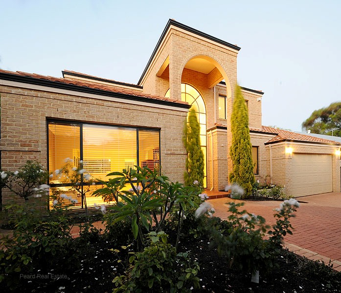 LUXURY BY THE BEACH IN THIS EXCLUSIVE 2 STOREY PROPERTY Picture 2