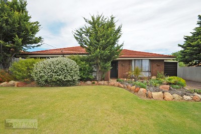 WALKING DISTANCE TO THE BEACH......................HEATED SPA FOR RELAXATION Picture