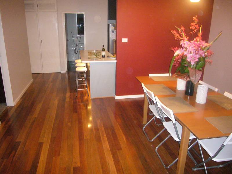 STUNNING RENOVATED HOME - SETTLE IN FOR THE SUMMER!!!!!!!!!!!!!!!! Picture 1