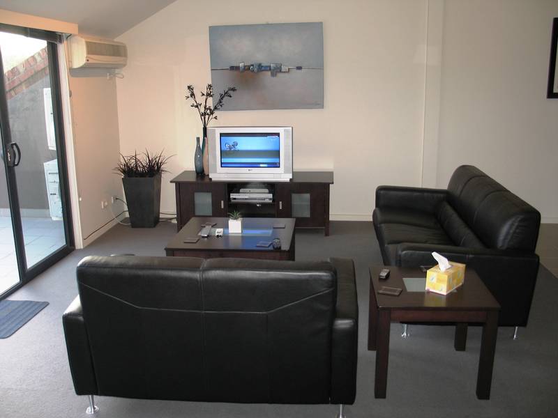 Super Stylish Fully Furnished Apartment! Picture 2