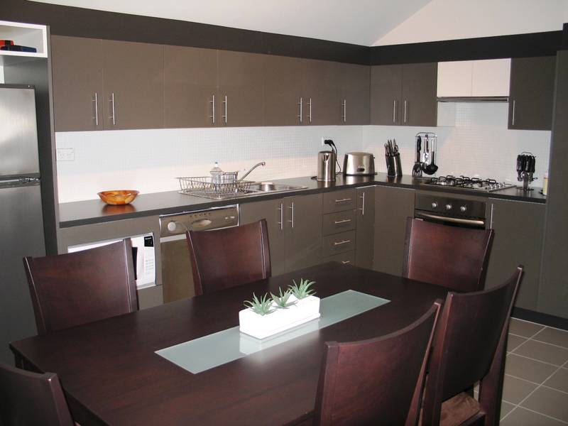 Super Stylish Fully Furnished Apartment! Picture 1