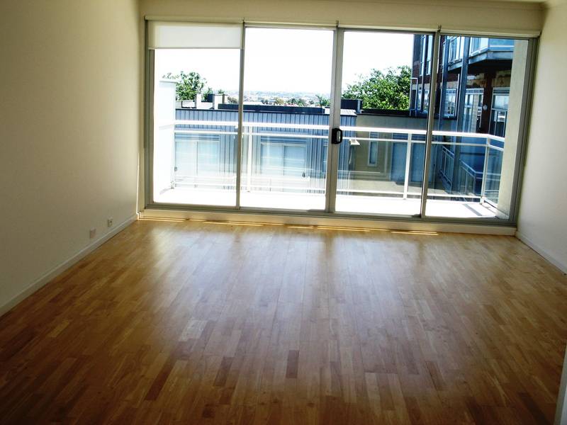 Large Sunny Balcony & Study Picture 2