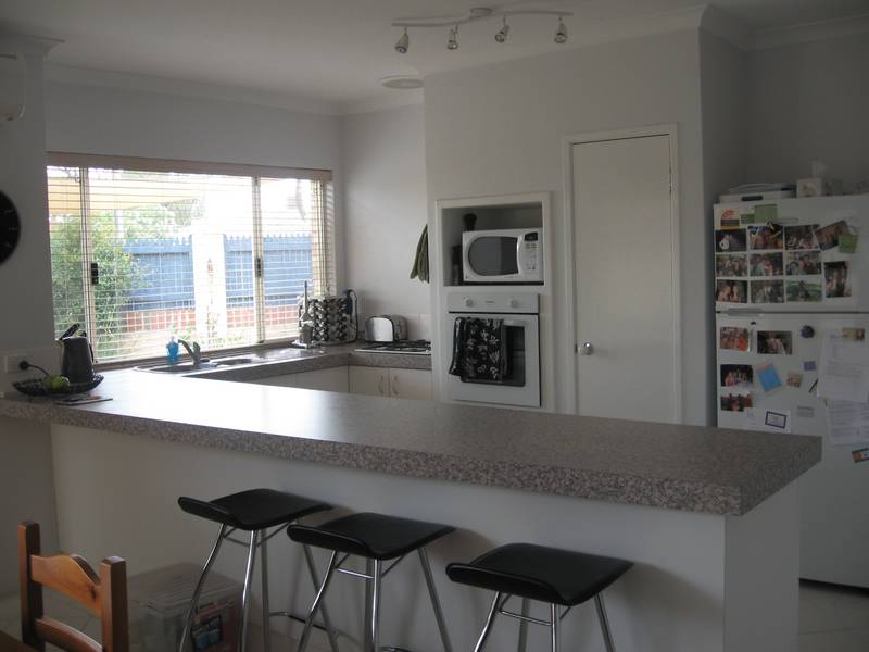 MODERN HOME IN CONVENIENT LOCATION Picture 3