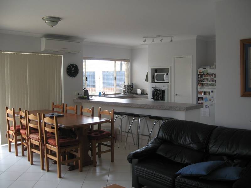 MODERN HOME IN CONVENIENT LOCATION Picture 2