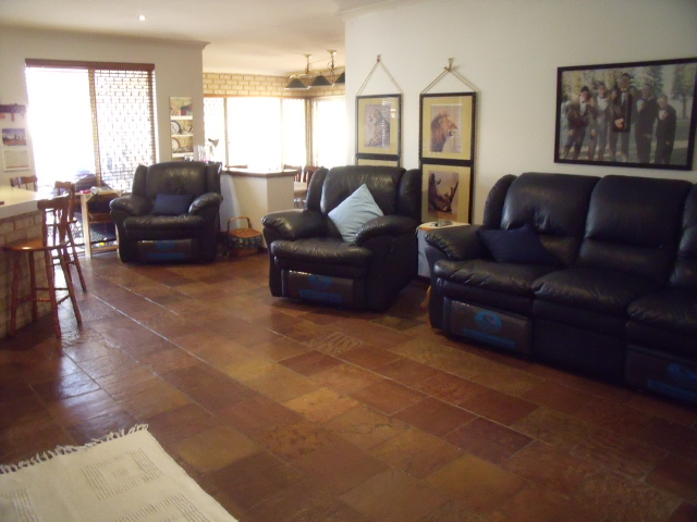 ANOTHER PROPERTY UNDER OFFER BY JENNY GAUCI Picture 3